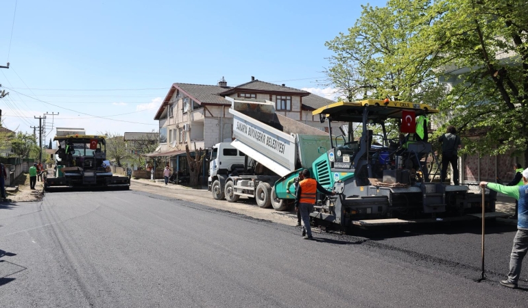 Büyükşehir asfalt sezonunu Akyazı’da açtı: 3 mahalleyi kapsayan 8 kilometrelik yol sıcak asfaltta buluşuyor