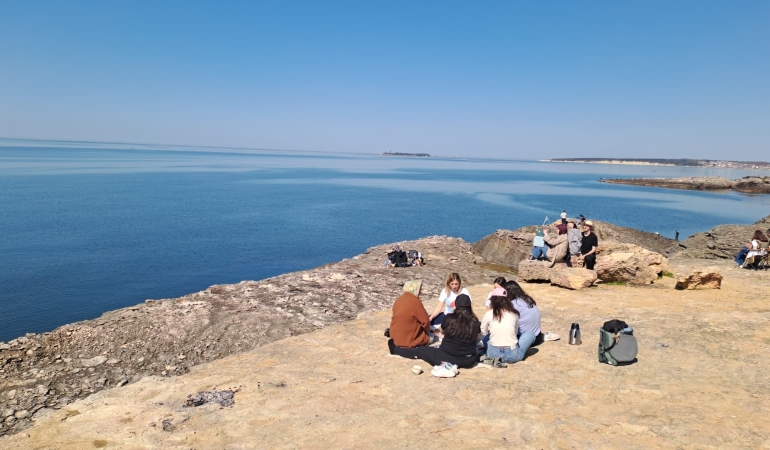 Sakaryalılar Pembe Kayalıklara Akın Etti: Cebeci Sahili’nde Yazdan Kalma Gün