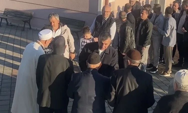 Milliyetçi Hareket Partisi Sakarya İl Başkanı Oğuz Alkaş, çocuklarıyla birlikte Kurban Bayramı sabahında ata ocağı olan Hendek ilçesine bağlı Karatoprak Mahallesi’nde komşularıyla bir araya geldi.