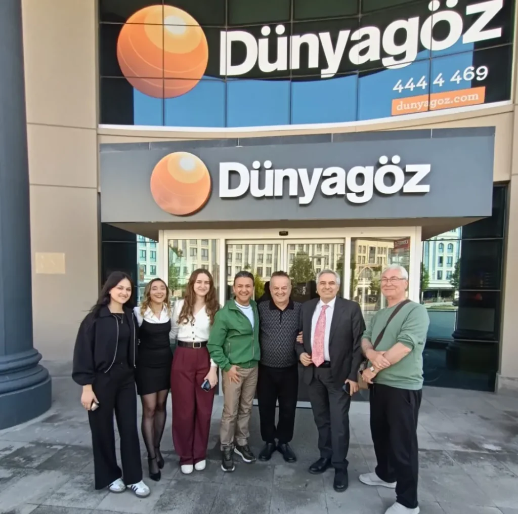 Tiyatrocu program yapimcisi Ahmet Kılıç akıllı lens göz ameliyatı oldu