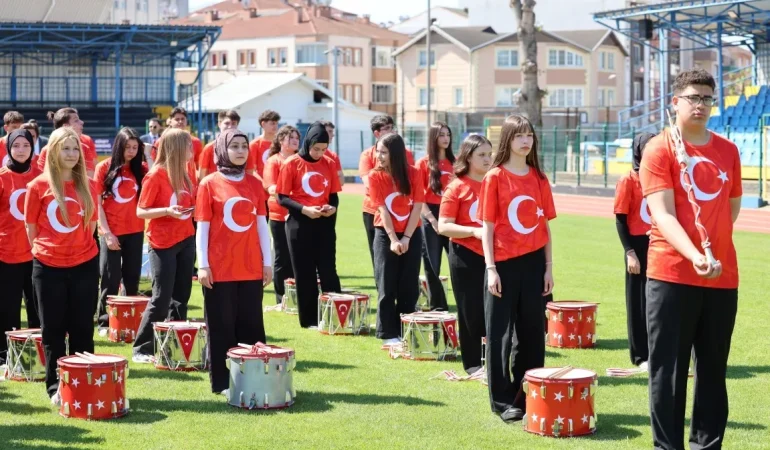 19 MAYIS’TA HENDEK’TE COŞKU DOLU KUTLAMA