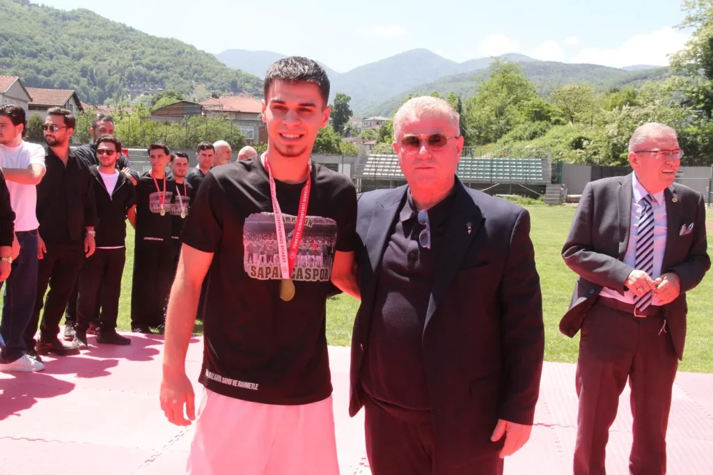 Sapancaspor kupasına kavuştu 8 Sapancaspor kupasına kavuştu