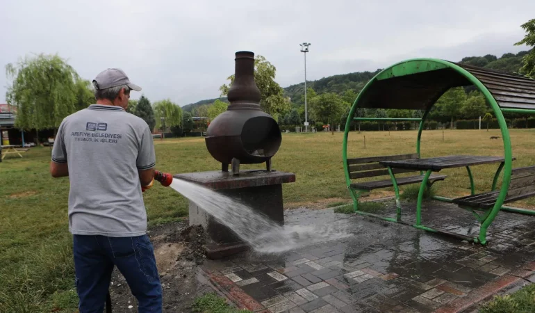 Arifiye Belediyesinden Gölbaşı Park’ta Temizlik Çalışması