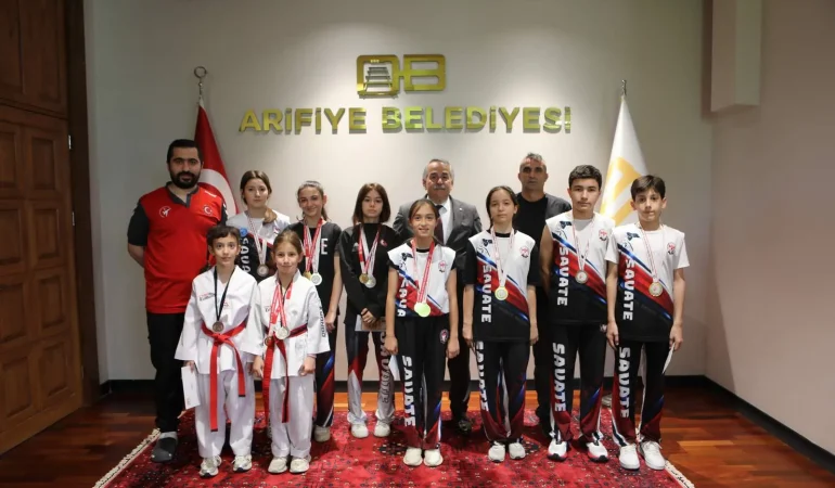Şampiyon Sporcular Başkan Karakullukçu’yu Ziyaret Etti