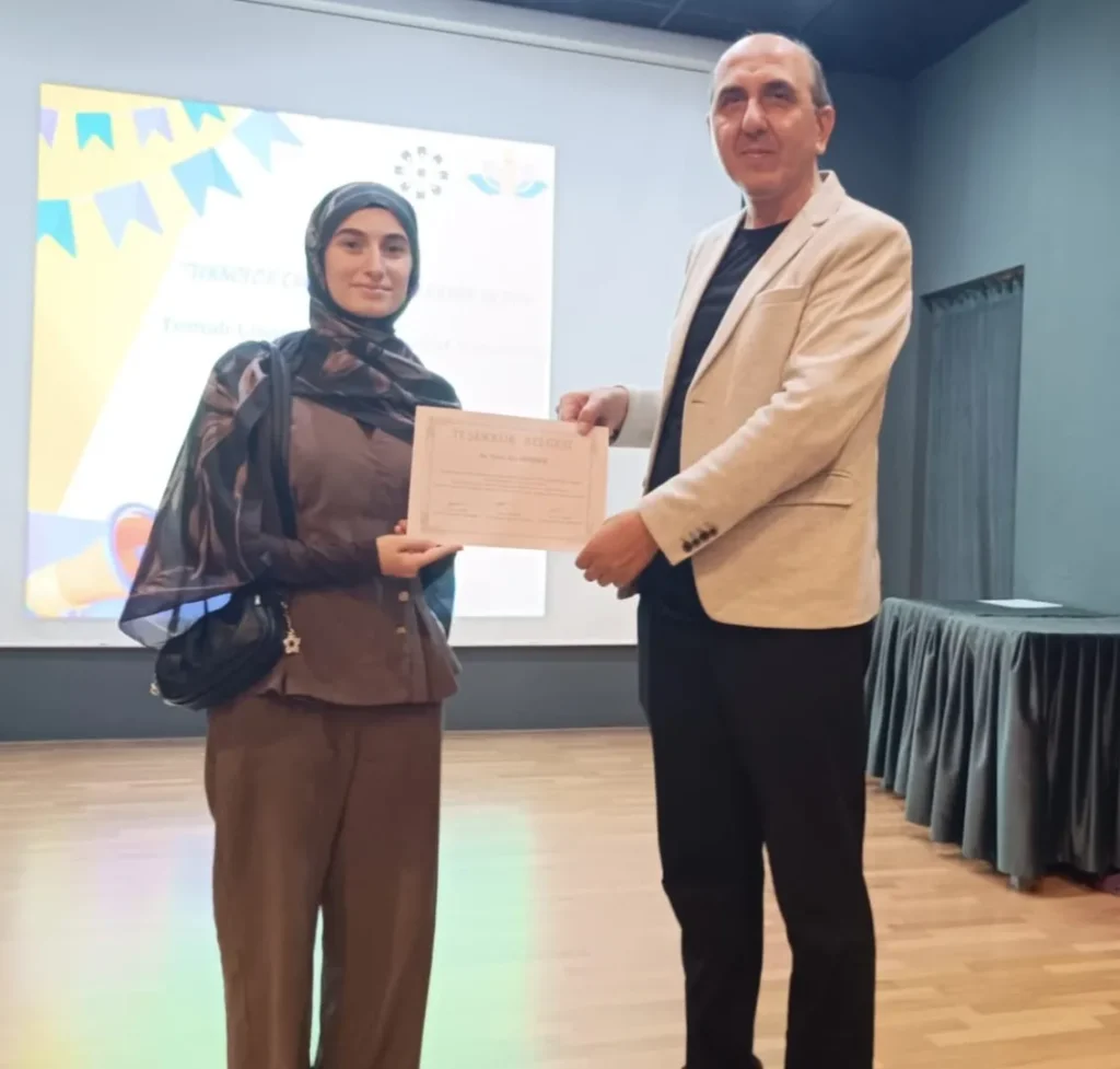 Teknoloji Çağında Vicdanı Kalemle Aradılar: Genç Yazarlar Ödüllerine Kavuştu.