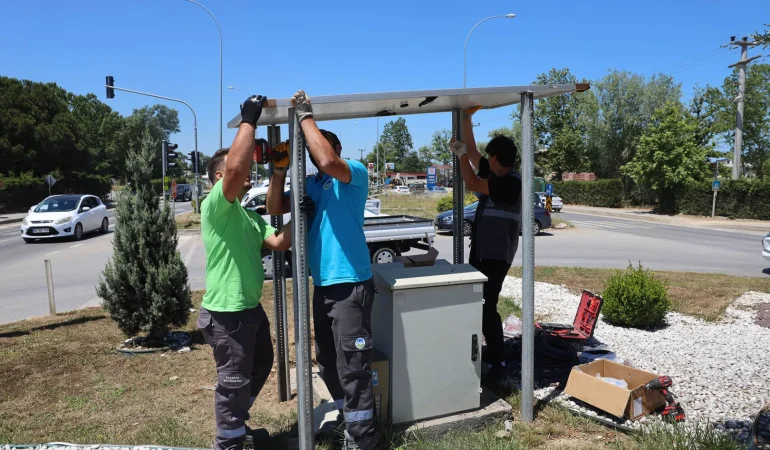 Kavşaklarda elektrik kesintisine son: Büyükşehir’den güneş enerjili çözüm