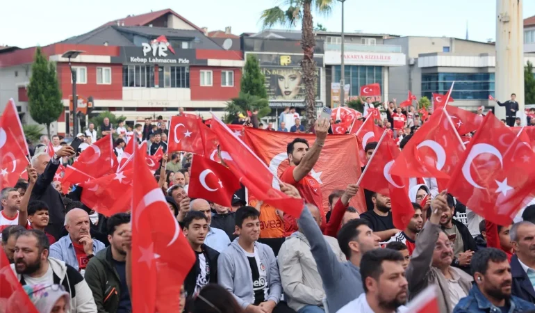 BİNLERCE VATANDAŞ TÜRKİYE-AVUSTRALYA MAÇINI ERENLER BELEDİYESİ’NDE BİRLİKTE İZLEDİ