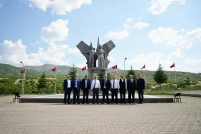 Bingöl_33_Şehit_Anıtı_180059833