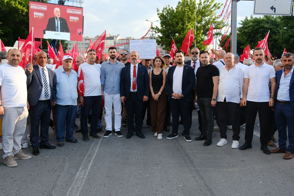 Tandoğan’da bayrak seli: Sakarya’dan 2 bine yakın kişi mitinge katıldı “Biz meydanlarda olduğumuz sürece bebek katilini dışarı çıkartamazlar”