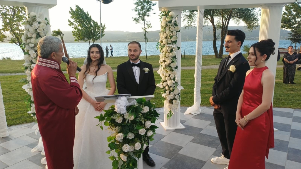 Dilara Yaren ile Umut Sapanca Gölü kıyısında ömür boyu mutluluğa "evet" dediler