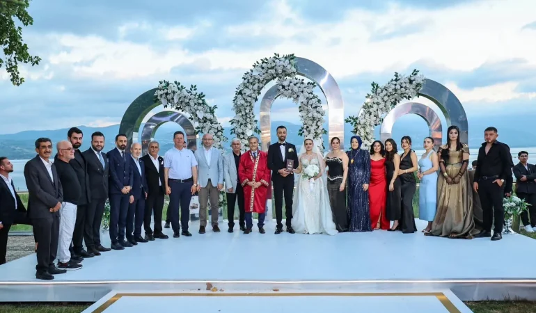 Yusuf Alemdar’ın kıydığı nikâhta Ebrar ve Ömer’e mutluluk alkışı