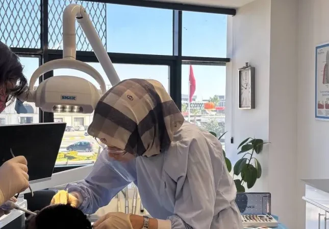 Diş Hekimi Tuğba Akkar, yeni kliniğinde hastalarını ağırlıyor