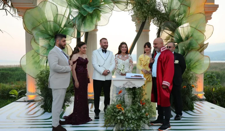 Altığ ve Bıyıklı ailesinin mutlu günü