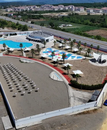 kadının beklediği tesis Özel plaj, havuz, oyun alanı ve kafetery