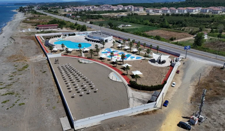 kadının beklediği tesis Özel plaj, havuz, oyun alanı ve kafetery