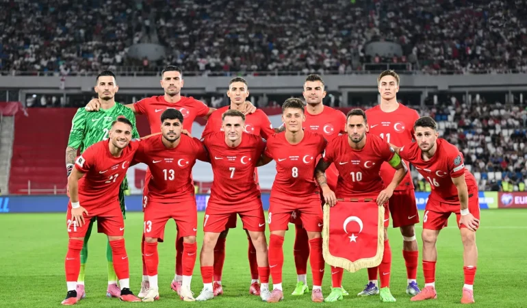 Dev ekran kuruldu: Sakarya Ay Yıldız için bu meydanda tek yürek olacak