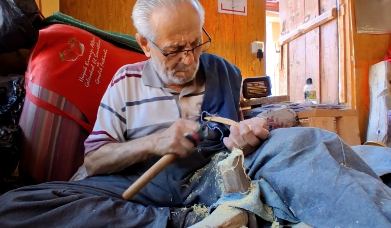 70 yıldır ahşaba hayat veriyor, Taraklı’nın asırlık geleneğini tek başına yaşatıyor