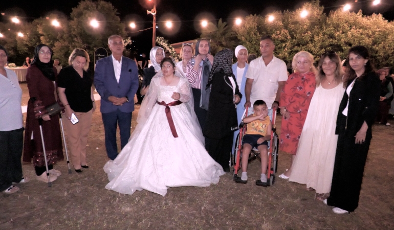 Gelinlik Hayali Gerçek Oldu: Merve’ye Damatsız Düğün