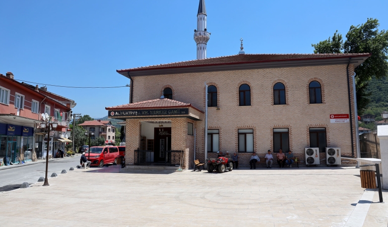 Alifuatpaşa Merkez Camii’nin çevresi yepyeni bir görünüme kavuştu
