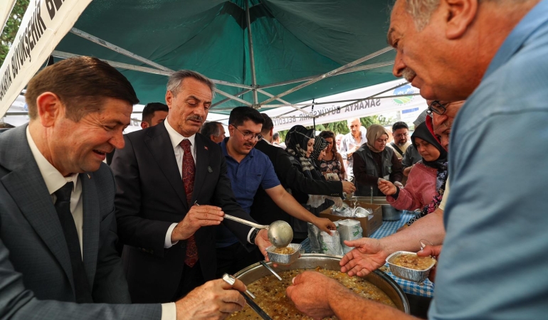 Muharrem ayının bereketi Büyükşehir’in aşure ikramıyla paylaşıldı