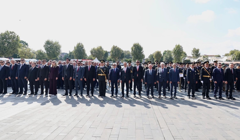 Sakarya’da Zafer Bayramı coşkuyla kutlandı:  Alemdar, “Zafer coşkumuz ülkemizin dört bir yanında hiç eksilmesin”