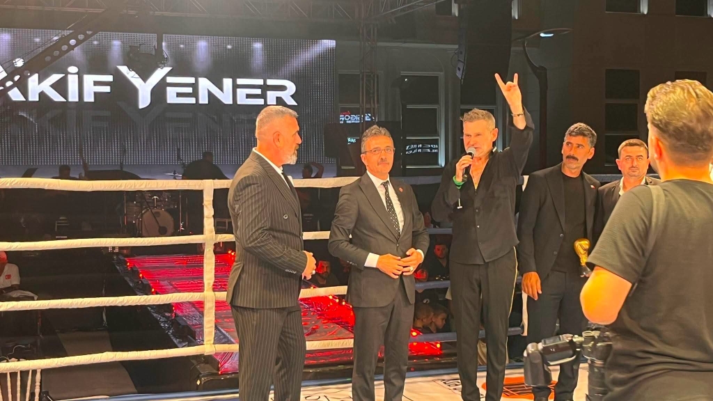 Akif Yener Erenler’de Zafer coşkusunu zirveye taşıdı