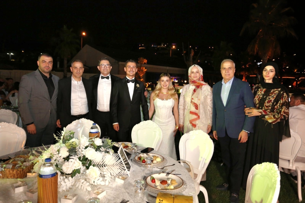 Demetoğlu Ailesinin mutlu günü 3 Demetoğlu Ailesinin mutlu günü