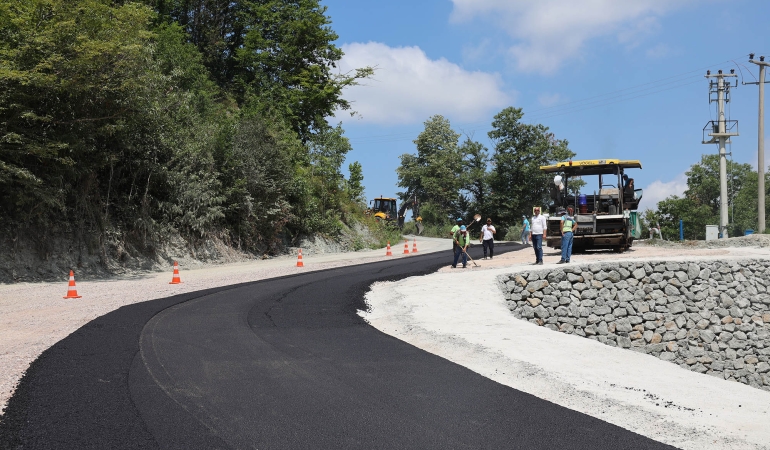 Büyükşehir, Sapanca’da heyelan riskine karşı yolu güçlendirdi, ulaşımı yeniledi