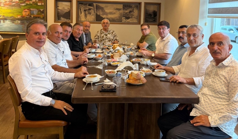 Trabzonlular Derneği’nden Ramazan Latifoğlu’na veda yemeği