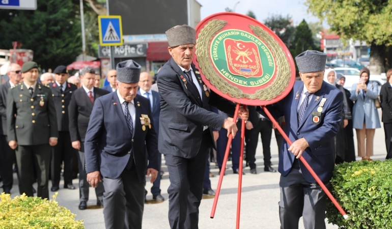 19 EYLÜL GAZİLER GÜNÜ HENDEK’TE TÖRENLE KUTLANDI