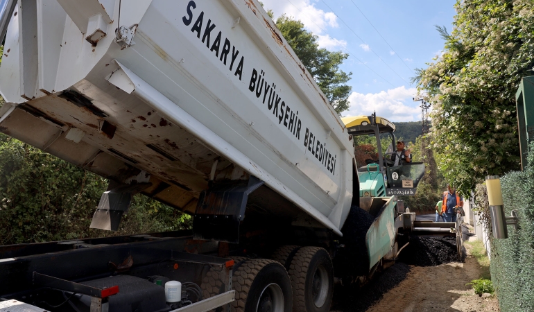 Sapanca’da yollar asfaltla yeni yüzüne kavuşuyor: İlmiye’den Fevziye’ye geçildi