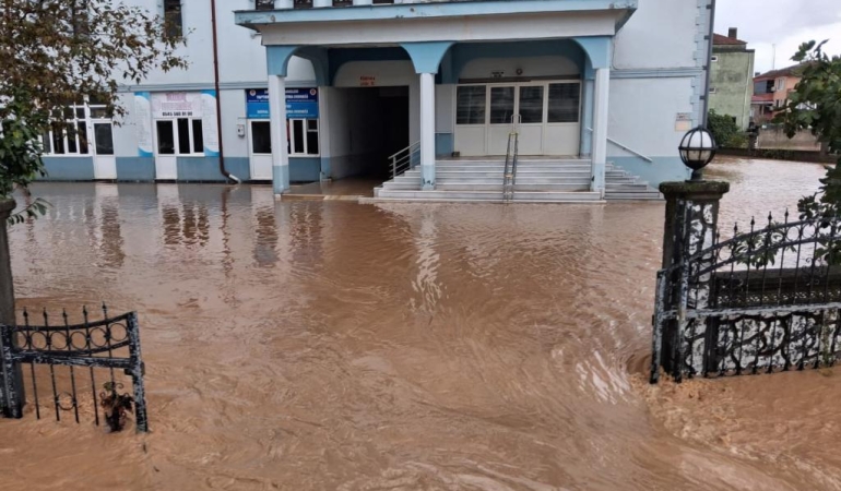 Karasu’da sel alarmı: Darıçayırı Mahallesi’nde ev ve iş yerleri sular altında