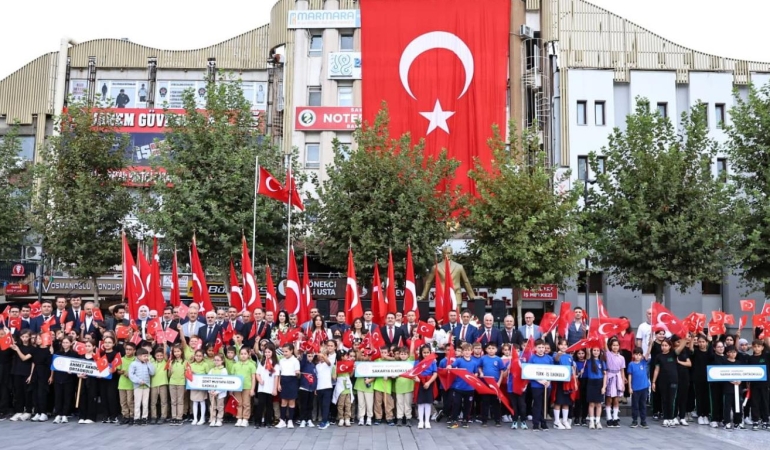 SAKARYA’DA İLKÖĞRETİM HAFTASI ÇELENK SUNMA PROGRAMI GERÇEKLEŞTİRİLDİ