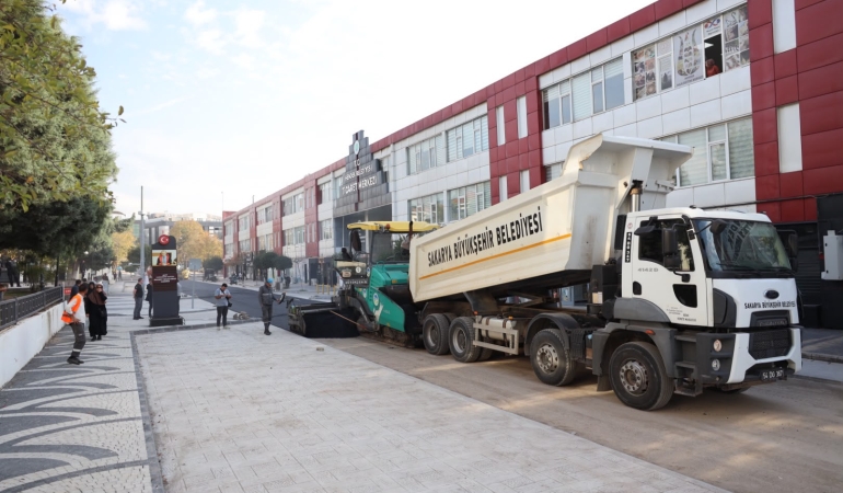 Hendek’in tam kalbindeki en önemli güzergahlar tablo gibi işleniyor
