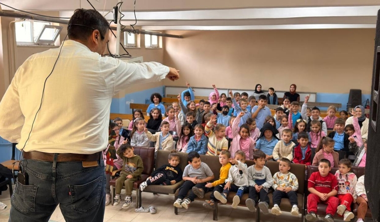 Minik öğrenciler “Bir Hikaye Bin Neşe” programıyla doyasıya eğlendi