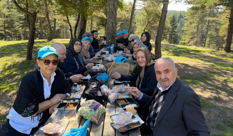 YADEM yaşlıları Taraklı Karagöl’de huzur dolu bir gün geçirdi