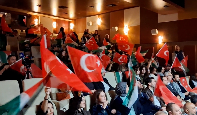 SAKARYA’DA FİLİSTİN İÇİN 5 DİLDE TEK SES: ÖĞRENCİLER GAZZE İÇİN ATEŞKES ÇAĞRISI YAPTI