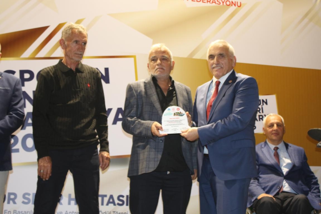 SPORDA YILIN ENLERİ ÖDÜLLERİ SAHİPLERİNİ BULDU..
