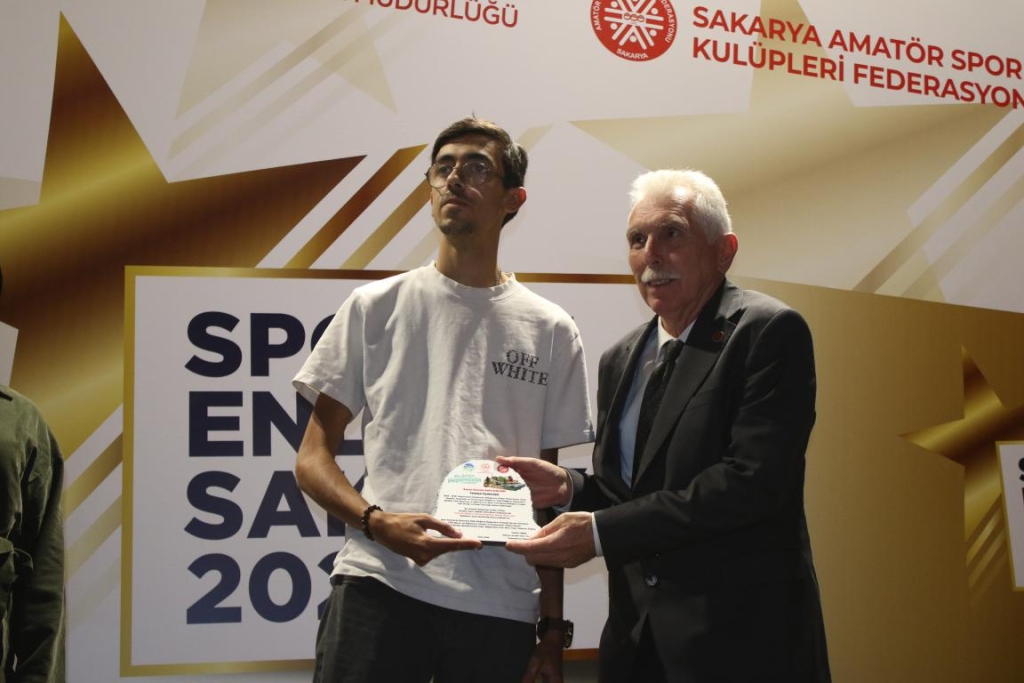 SPORDA YILIN ENLERİ ÖDÜLLERİ SAHİPLERİNİ BULDU..