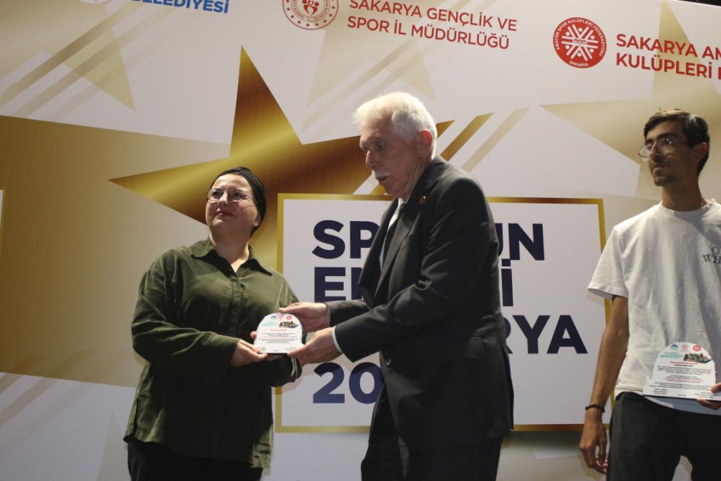 SPORDA YILIN ENLERİ ÖDÜLLERİ SAHİPLERİNİ BULDU..