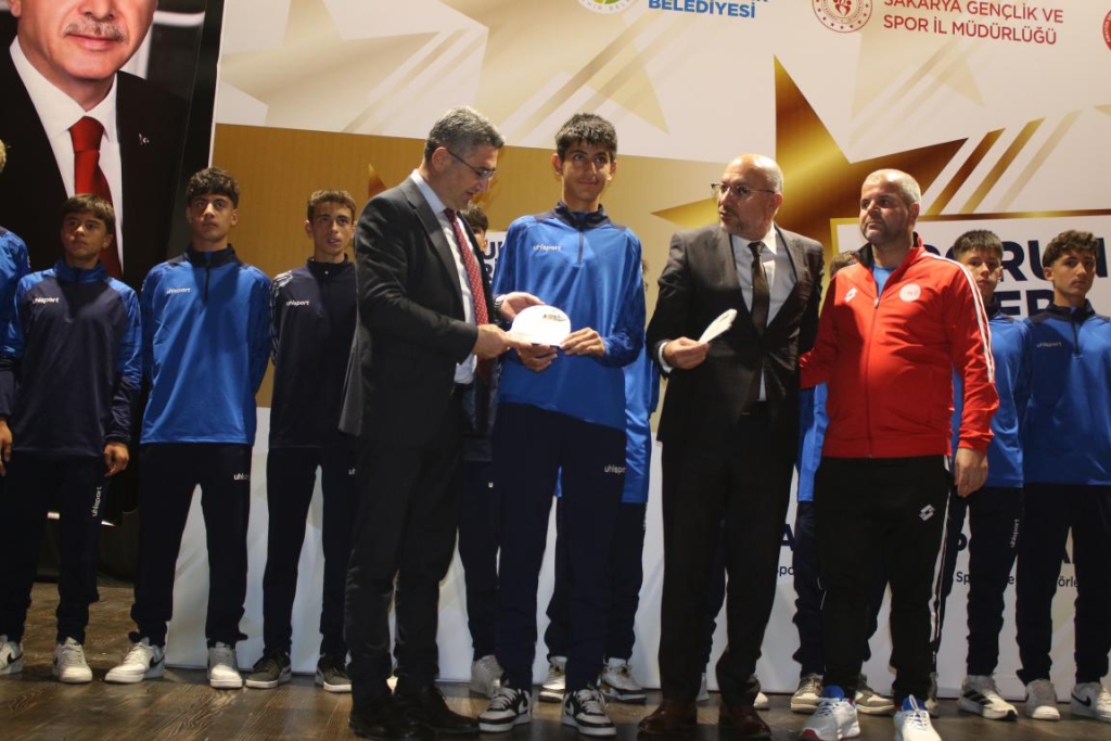 SPORDA YILIN ENLERİ ÖDÜLLERİ SAHİPLERİNİ BULDU..