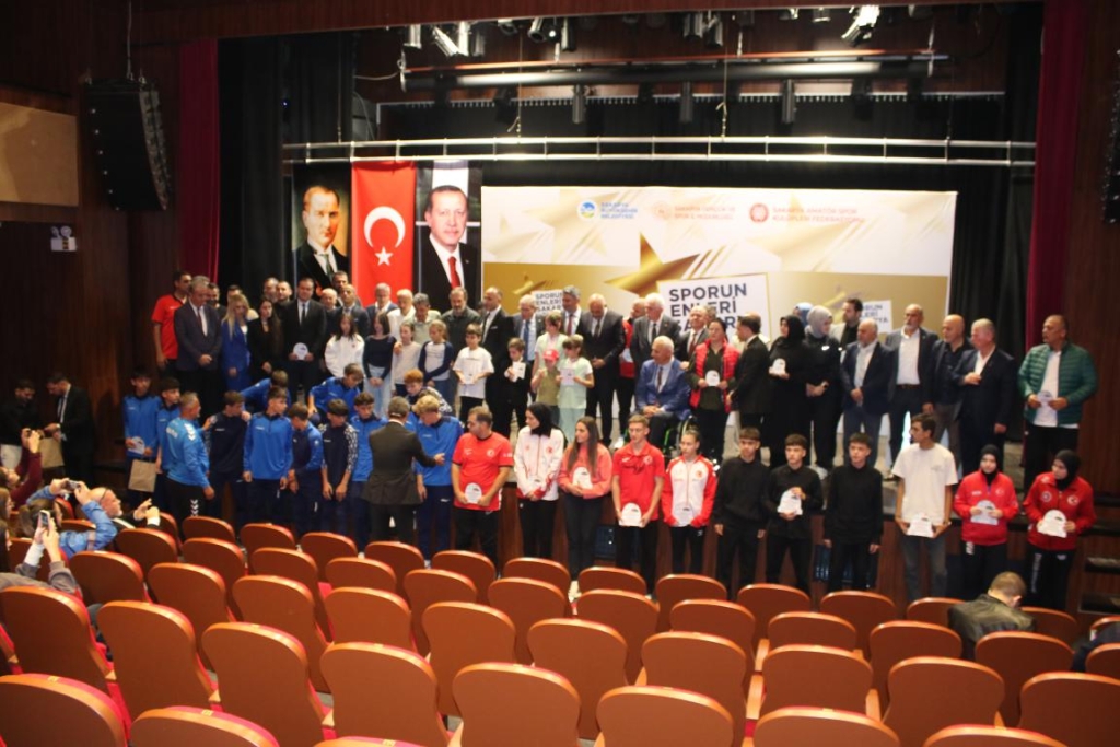 SPORDA YILIN ENLERİ ÖDÜLLERİ SAHİPLERİNİ BULDU..