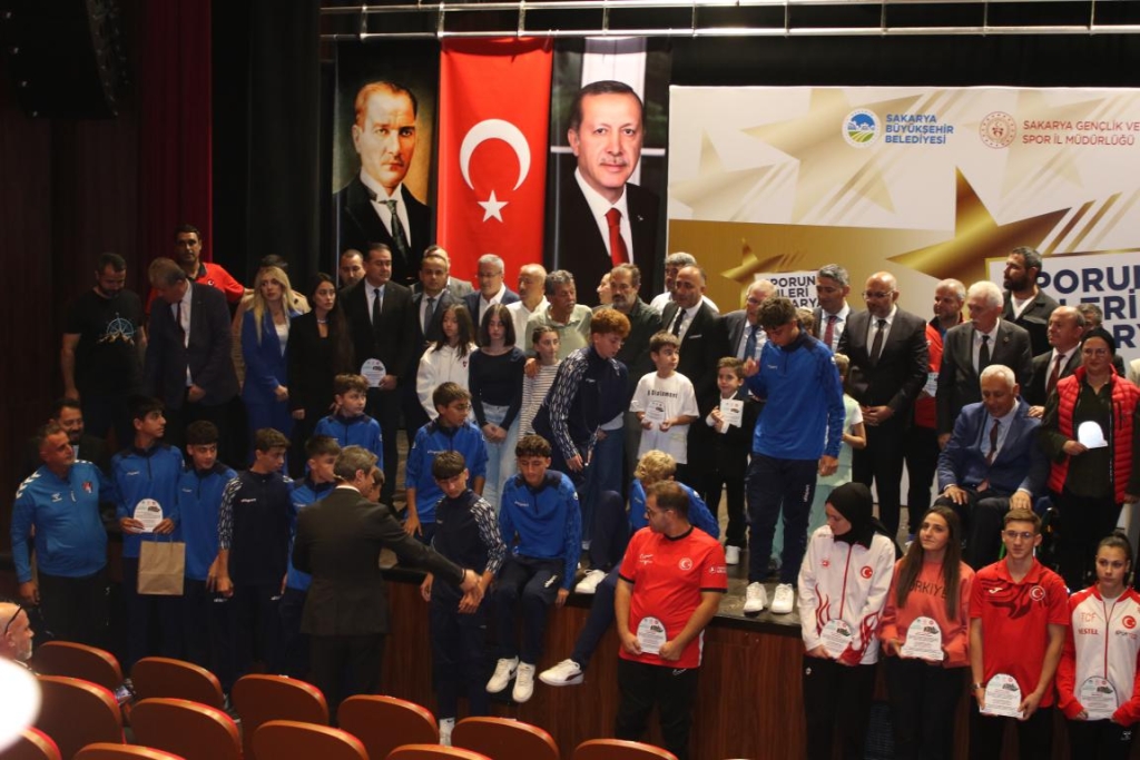SPORDA YILIN ENLERİ ÖDÜLLERİ SAHİPLERİNİ BULDU..