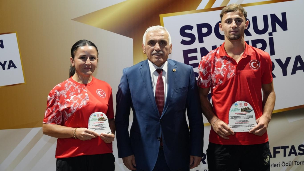 SPORDA YILIN ENLERİ ÖDÜLLERİ SAHİPLERİNİ BULDU..