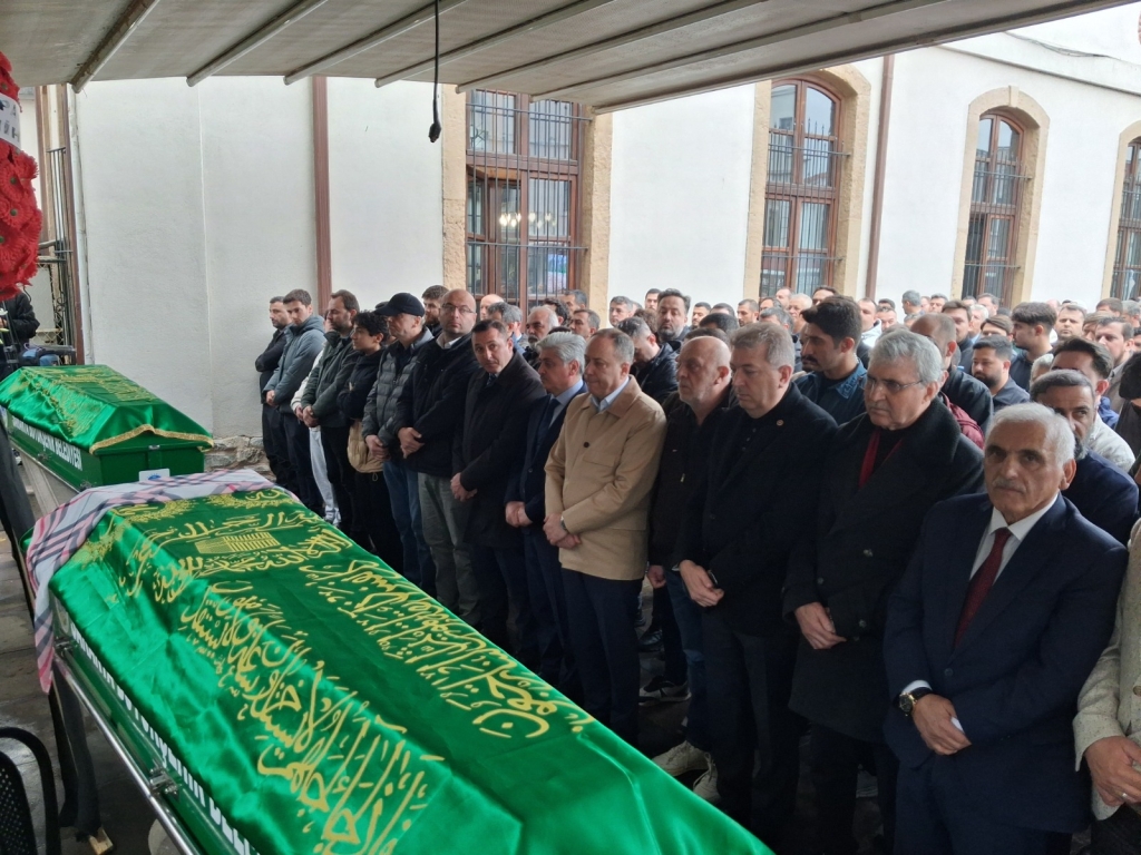 TUNA ÇİFTİNE ACI VEDA! GÖZYAŞLARIYLA TOPRAĞA VERİLDİLER 2 TUNA ÇİFTİNE ACI VEDA! GÖZYAŞLARIYLA TOPRAĞA VERİLDİLER